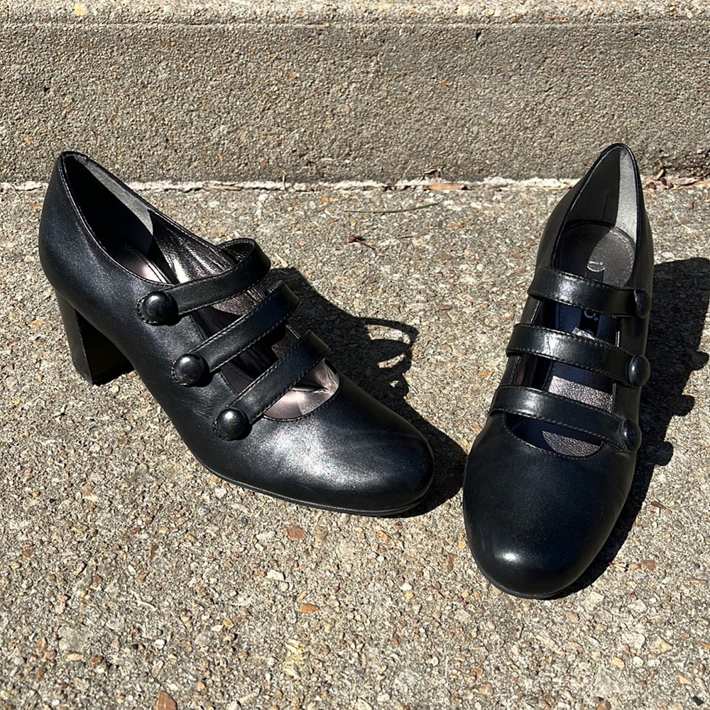 Ecco size 37 shoes with heels.
